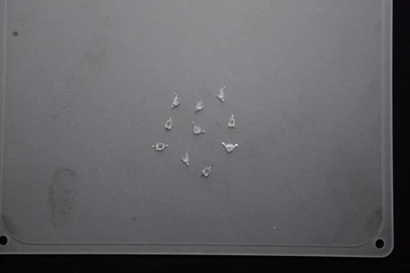 초소형 칩 — 6 × 2.7 × 2.5 mm