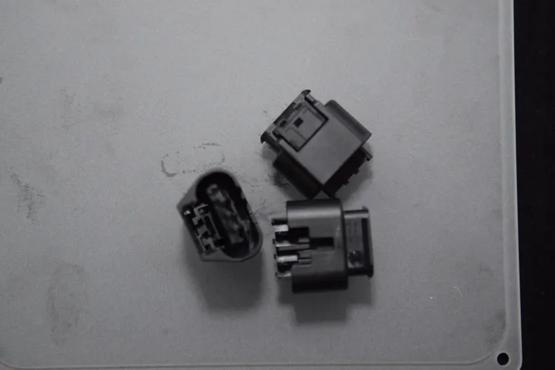 다극 커넥터 — 26 × 24.7 × 17.2 mm