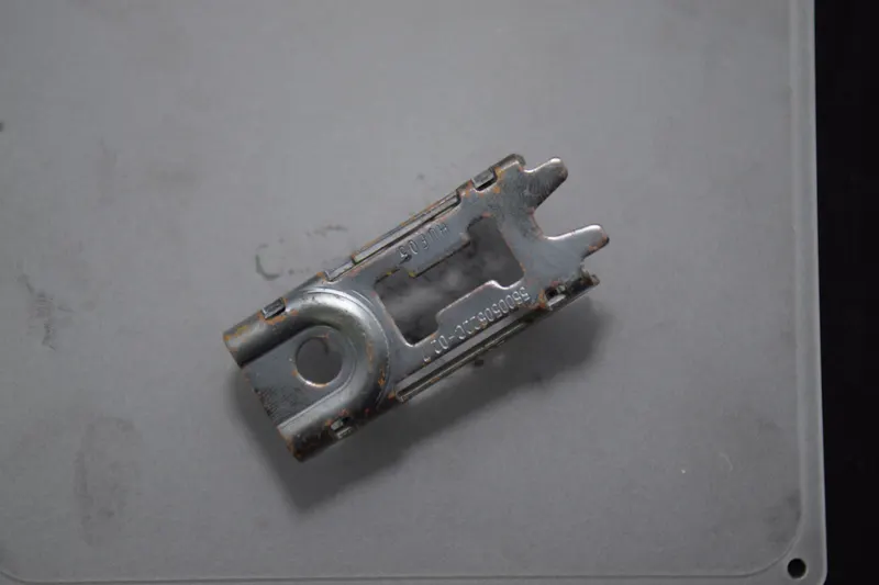 금속 브래킷 — 63.3 × 25.8 × 20.9 mm