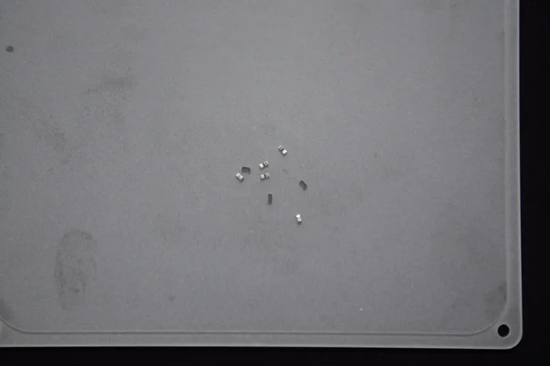 초소형 전자부품 — 2.5 × 1.2 × 1 mm