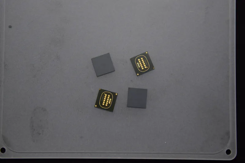 박형 시트 — 12 × 12 × 0.7 mm